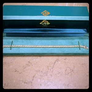 Diamond tennis bracelet